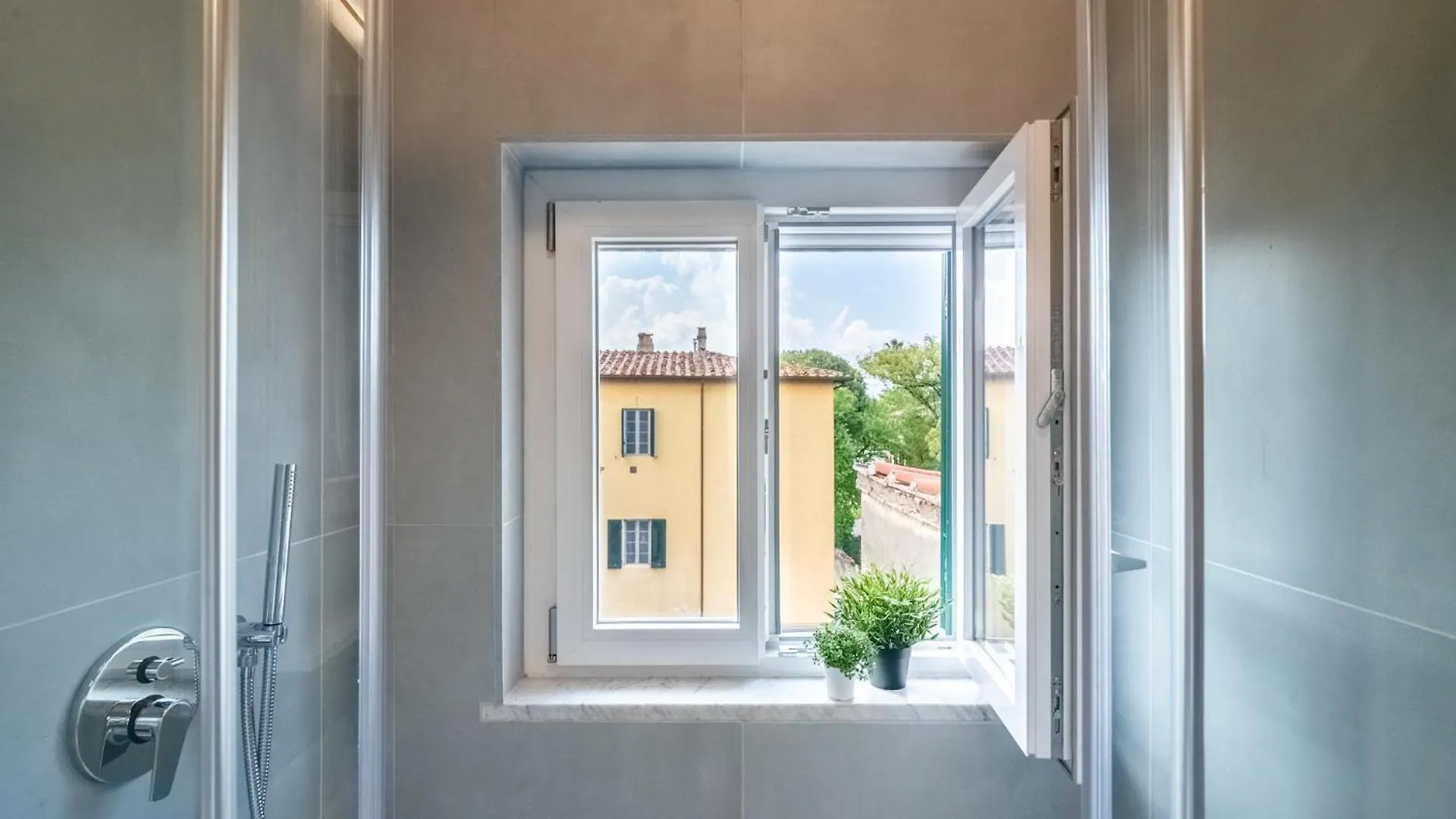 Lh - The Rose Apartment - Tower View